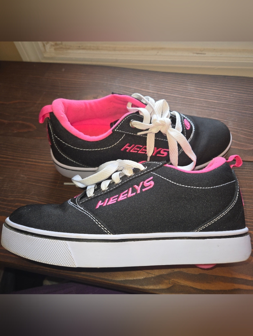 Heelys Black Pink Roller Skate Shoes Women's 6 Youth 5 Wheeled Sneakers Low Top